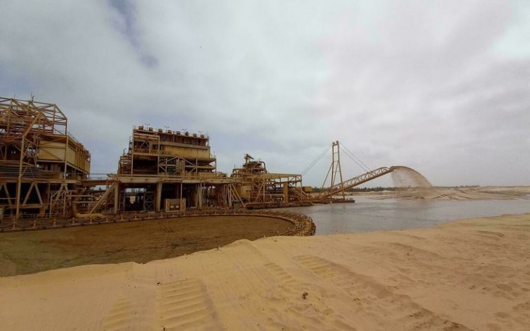 Incursion dans la mine de zircon de Diogo au Sénégal