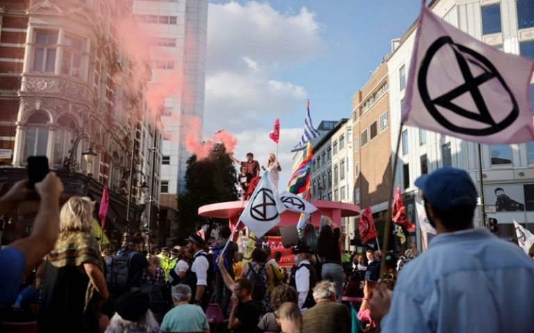 Angleterre : militants écologistes invitent les gouvernements à agir d’« urgence » contre le changement climatique