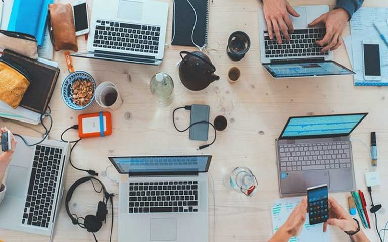 Pour l’OIT, les plateformes numériques de travail offrent aux jeunes réfugiés une voie possible vers le travail décent