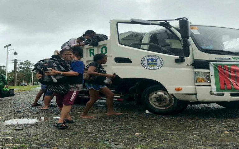 Aux Philippines, des milliers de personnes fuient le « super-typhon » Rai