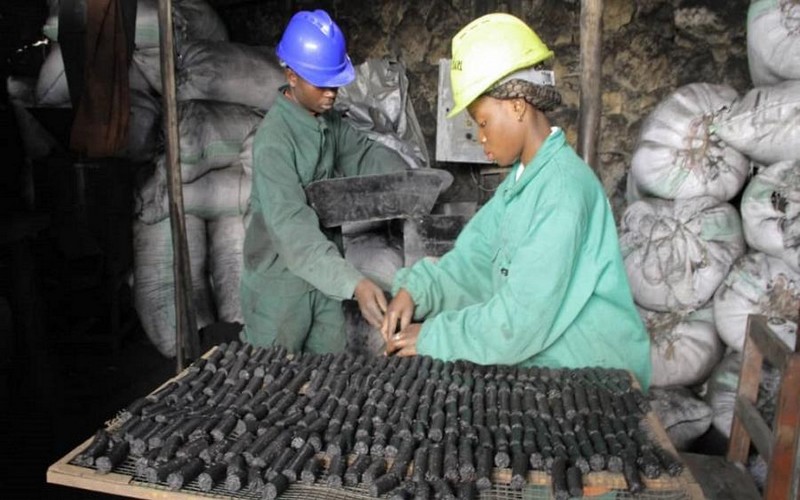 Innovation : des briquettes de charbon fabriquées à partir de déchets en RDC