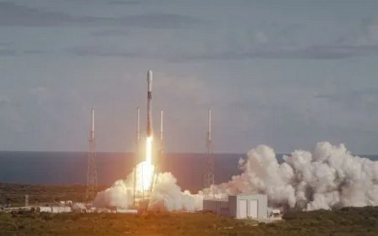 Pour surveiller son espace maritime, l&rsquo;Afrique du Sud lance les trois premiers nano-satellites de la constellation
