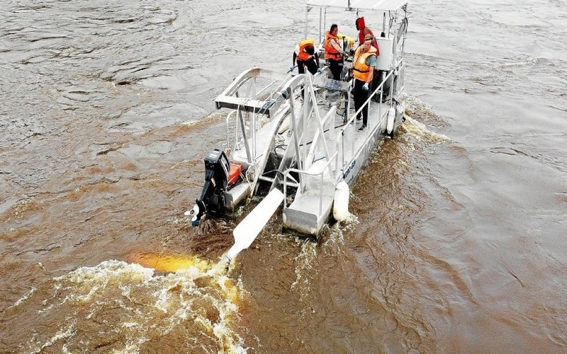 Une hydrolienne de la petite entreprise Finisterre alimente en électricité la rive du Congo
