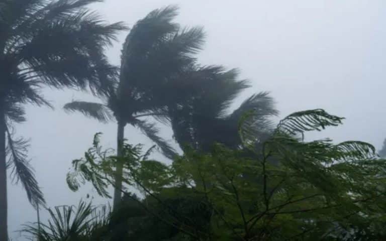 Le cyclone Batsirai aux portes de Madagascar, les habitants retiennent leur souffle