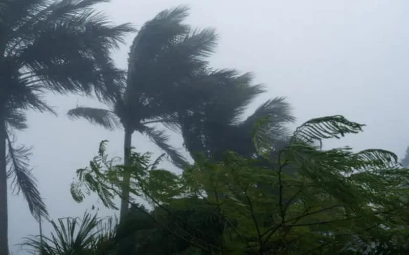 Le cyclone Batsirai aux portes de Madagascar, les habitants retiennent leur souffle