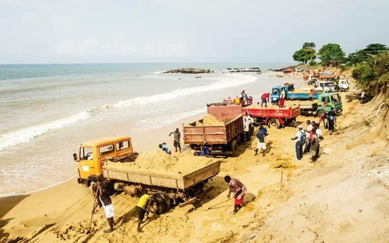 Sénégal : Dakar et Thiès ont extrait 2 millions m3 de sable en 2021, le ministre des Mines alerte                  