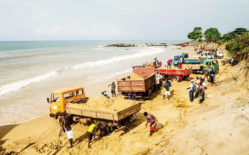 Sénégal : Dakar et Thiès ont extrait 2 millions m3 de sable en 2021, le ministre des Mines alerte                  