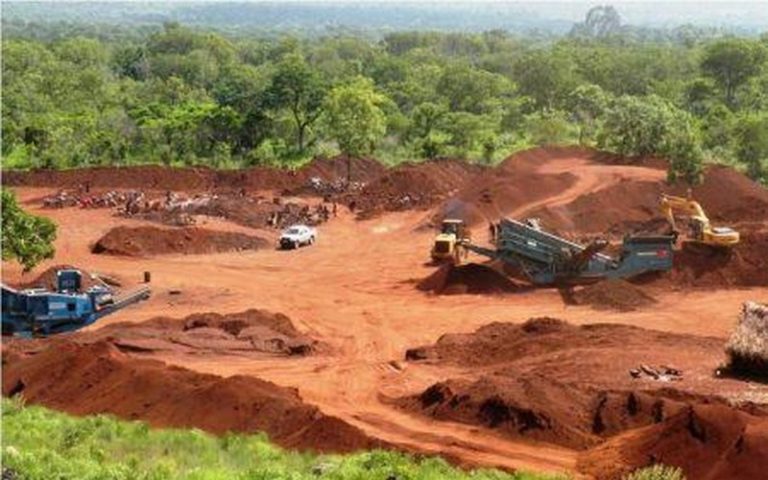 L’Etat guinéen et les compagnies minières divisés sur la construction de raffineries de bauxite