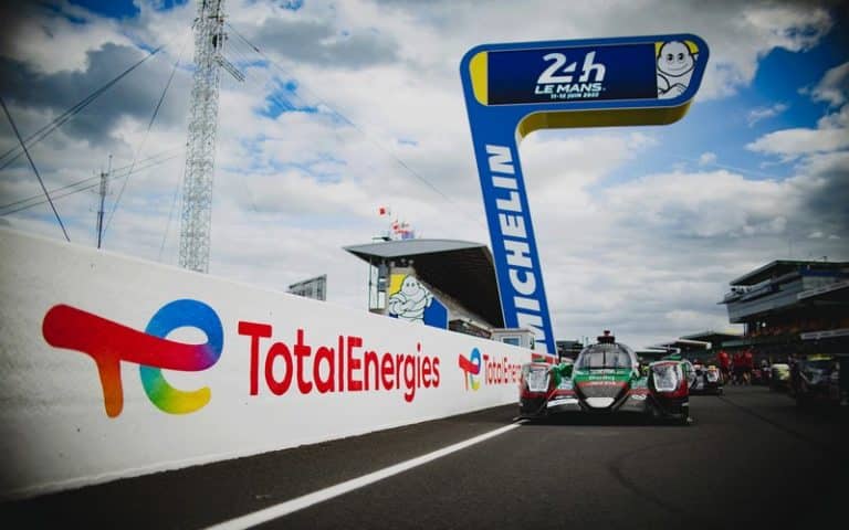 Toutes les voitures en course utiliseront un carburant 100% renouvelable produit par TotalEnergies, assure le groupe énergétique