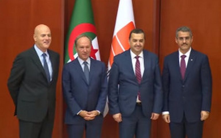 Algérie : Quatre entreprises signent un contrat de « partage de production » pétrolière et gazière