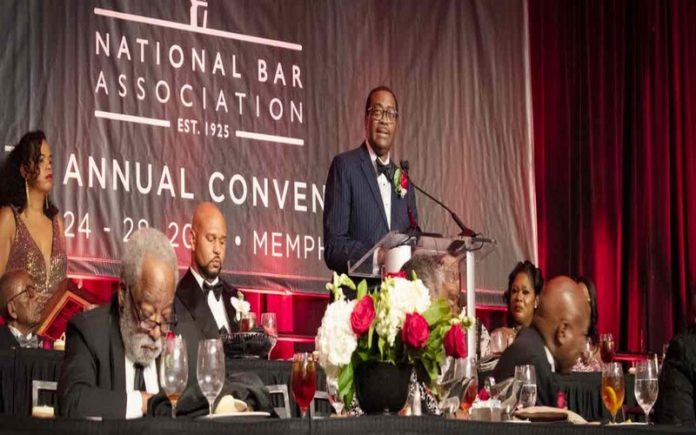 L’Association américaine du barreau décerne son prix Ronald Harmon Brown au président de la BAD, M