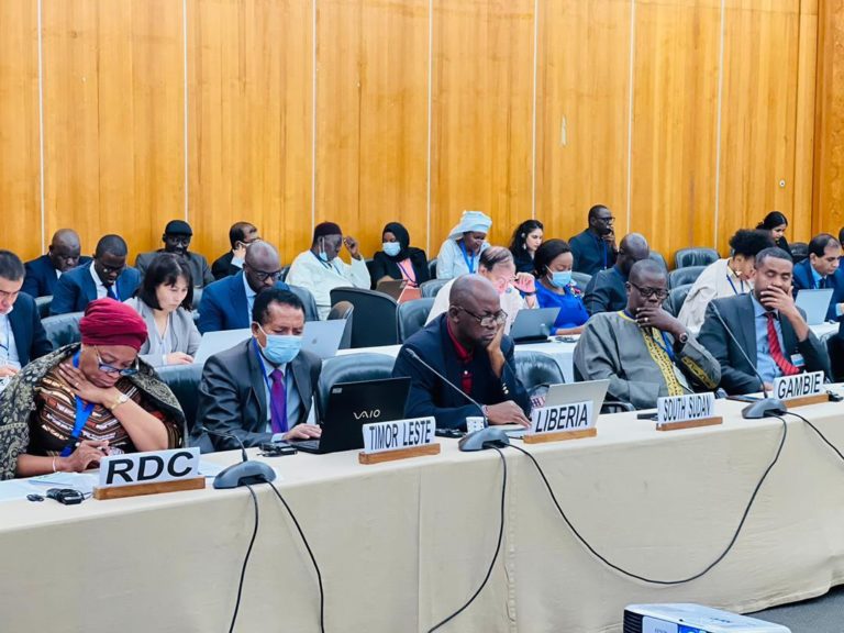 Les ministres africains de l’environnement s’engagent à mettre fin à la pollution plastique, à éliminer les décharges à ciel ouvert et à brûler les déchets, à lutter contre la résistance aux antimicrobiens