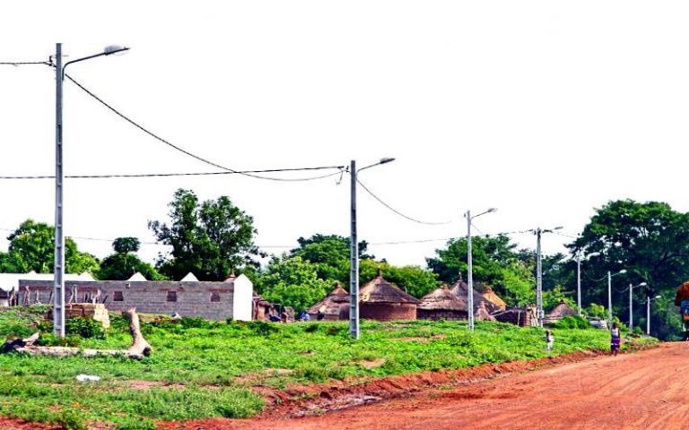 Le taux d’électrification rurale devrait atteindre 85% en 2023 au Sénégal, selon le ministre du Budget
