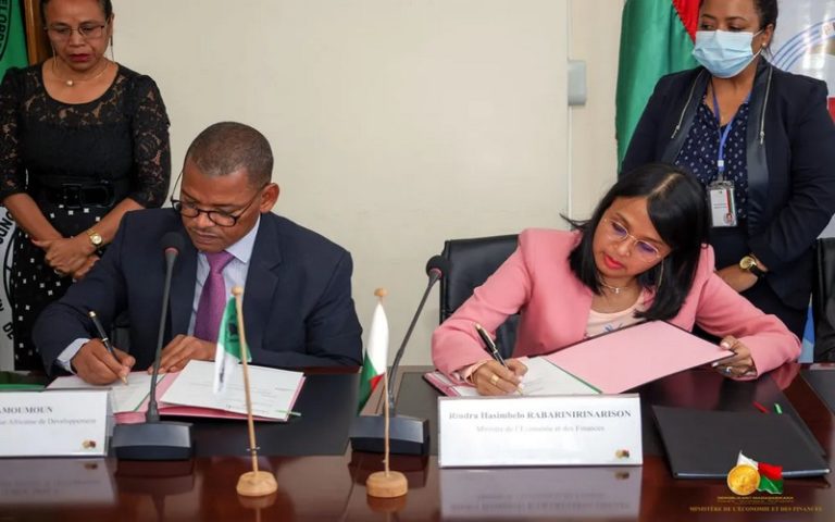 Deux accords visant à financer la gestion des risques et catastrophes signés entre Madagascar et la BAD
