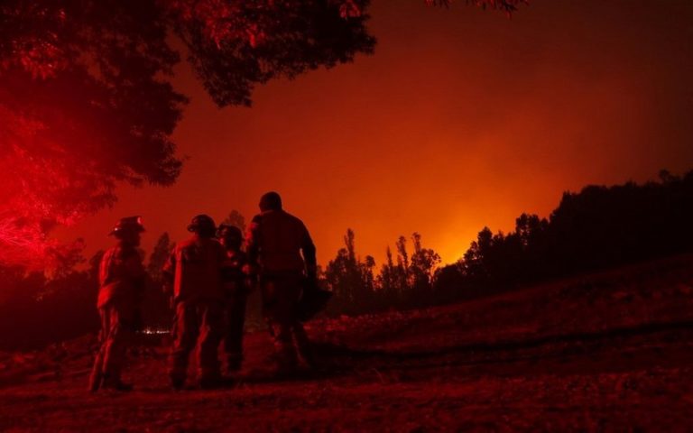 Des incendies dévastateurs au Chili réduisent environ 290 000 hectares en cendre, les gardes forestiers tentent de contenir les flammes
