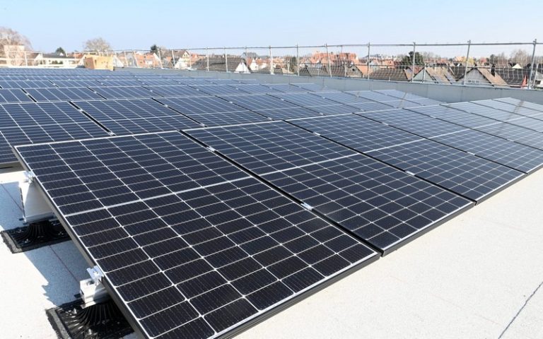 <strong>Et si l&rsquo;avenir de l&rsquo;énergie solaire se trouvait entre les rails ? Une société suisse prête à révolutionner le secteur</strong>