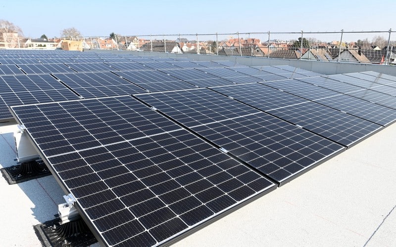 Et si l’avenir de l’énergie solaire se trouvait entre les rails ? Une société suisse prête à révolutionner le secteur