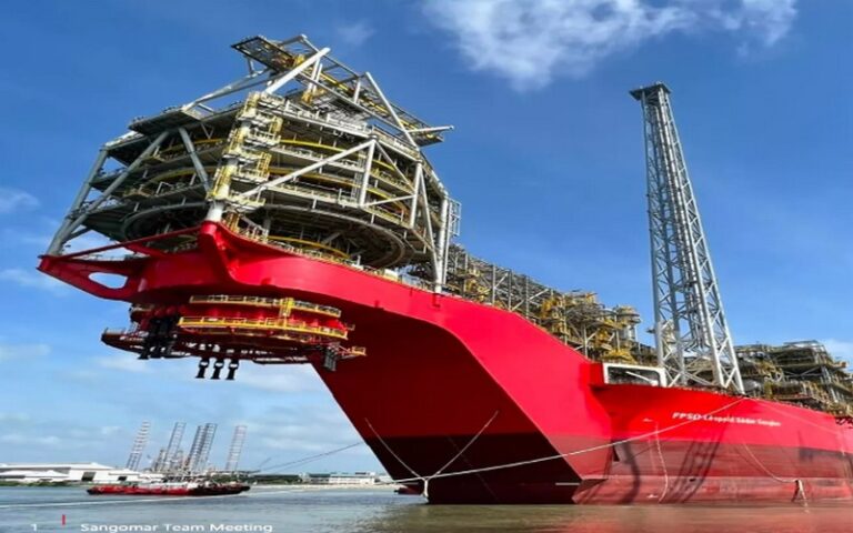 Un navire de production et de stockage quitte Singapour pour être utilisé dans la production de pétrole au Sénégal