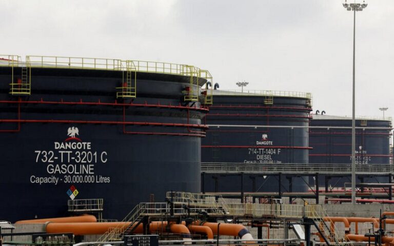 La méga-raffinerie de Dangote commence à produire après des années de retard au Nigeria