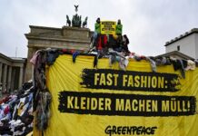 Allemagne : Greenpeace manifeste contre la pollution et l’écoblanchiment de l’industrie de la mode