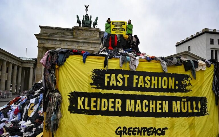 Allemagne : Greenpeace manifeste contre la pollution et l’écoblanchiment de l’industrie de la mode