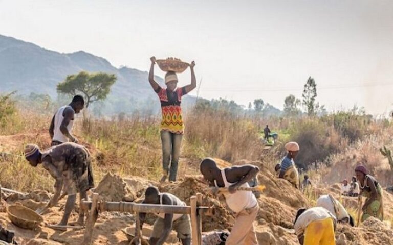 Un rapport de la CEDEAO s’interroge sur la manière de réduire l’emprise des acteurs criminels sur l’exploitation artisanale de l’or en Afrique de l’Ouest