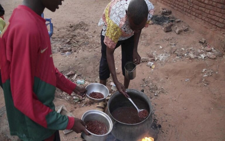 Des cuisines communautaires implantées au Soudan pour survivre dans un pays dévasté