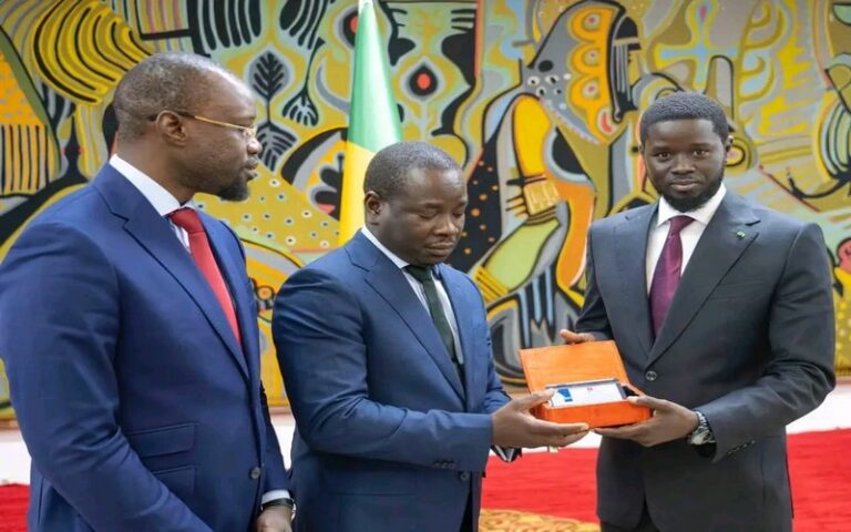 Le président de la République du Sénégal reçoit un échantillon du 1er baril de pétrole produit et qualifie cette extraction de « un moment historique »