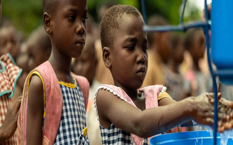 400 000 dollars de la BAD remis au ministère béninois de l’Économie et des Finances pour la mobilisation des produits des marchés des obligations durables