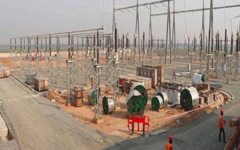 Des autorités burundaises et des représentants de la BAD visitent des projets d’électrisation en cours de réalisation