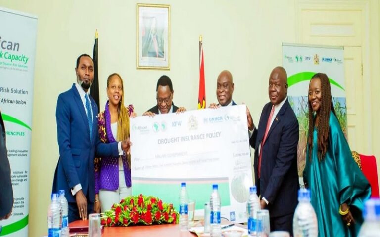 Sécheresse : La BAD et l’ARC remettent un chèque de 11,2 millions de dollars d’indemnité d’assurance au gouvernement du Malawi