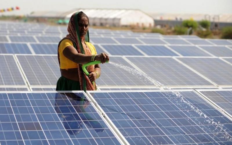 38% de femmes dans le solaire PV en Afrique mais les défis de parité aux postes de direction persistent (rapport IRENA)