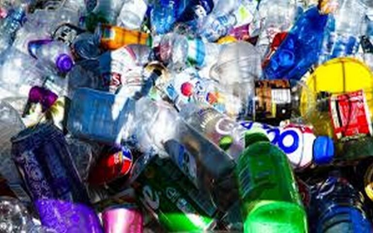 À Busan, en Corée du Sud, les négociations sur le traité contre la pollution plastique accusent un retard inquiétant
