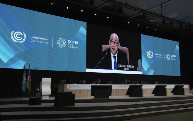 COP29 : 300 milliards de dollars d’aide climatique, un objectif décevant selon les ONG et négociateurs