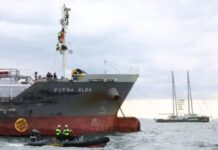 Des militants de Greenpeace abordent un navire pétrochimique en Corée du Sud pour un traité mondial contre la pollution plastique