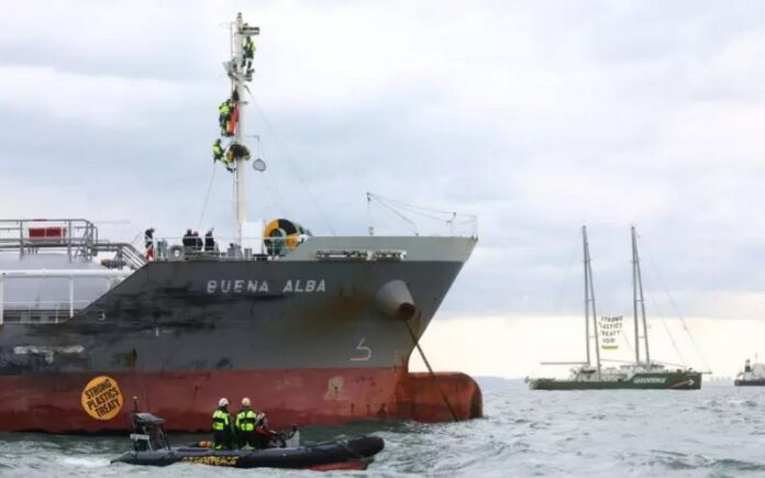 Des militants de Greenpeace abordent un navire pétrochimique en Corée du Sud pour un traité mondial contre la pollution plastiq