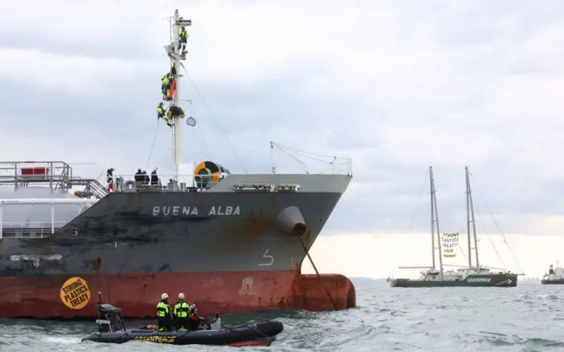 Des militants de Greenpeace abordent un navire pétrochimique en Corée du Sud pour un traité mondial contre la pollution plastique