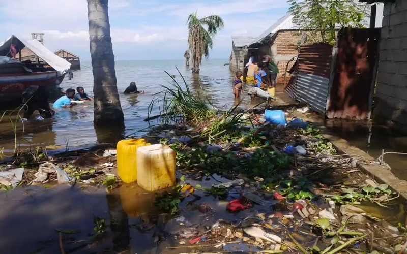 RDC : À Uvira, l’invasion des déchets plastiques mène à la pollution du lac Tanganyika
