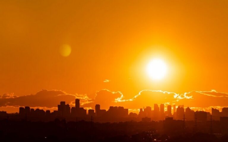 Le changement climatique a provoqué 41 jours supplémentaires de chaleur extrême et des catastrophes naturelles coûtant plus de 200 milliards de dollars en 2024, selon un rapport
