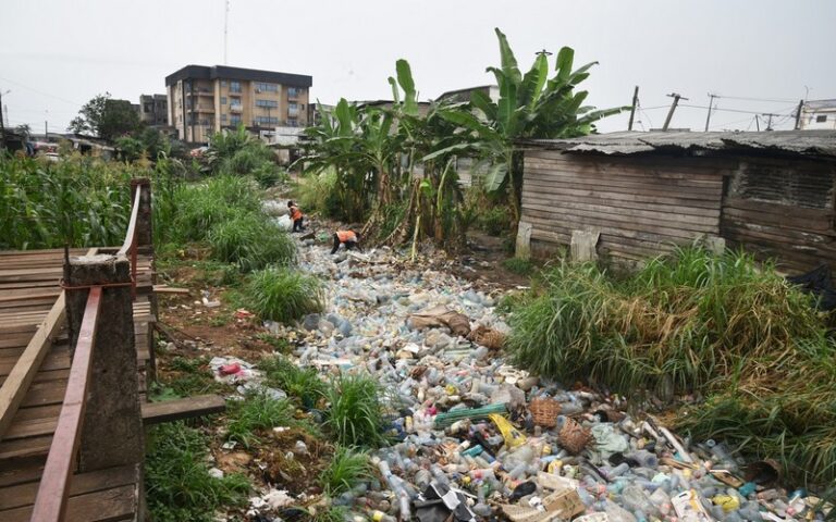 Quatre solutions clés pour réduire la pollution plastique à l’échelle mondiale d’ici à 2050