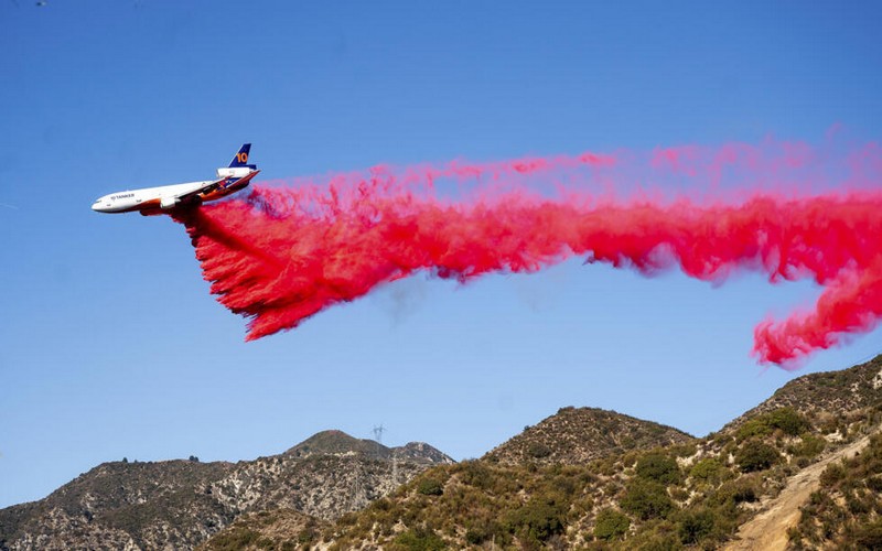 Incendies aux États-Unis : Les produits retardants accusés de polluer sols et eaux avec des métaux lourds