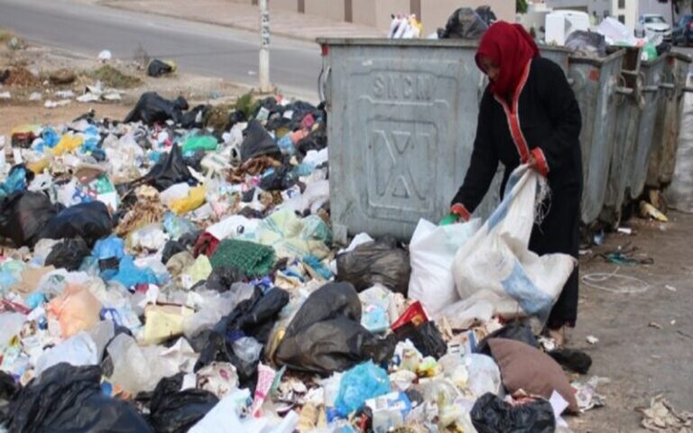 Tunisie : Les femmes berbechas, collectrices de plastique en lutte dans l&rsquo;économie informelle