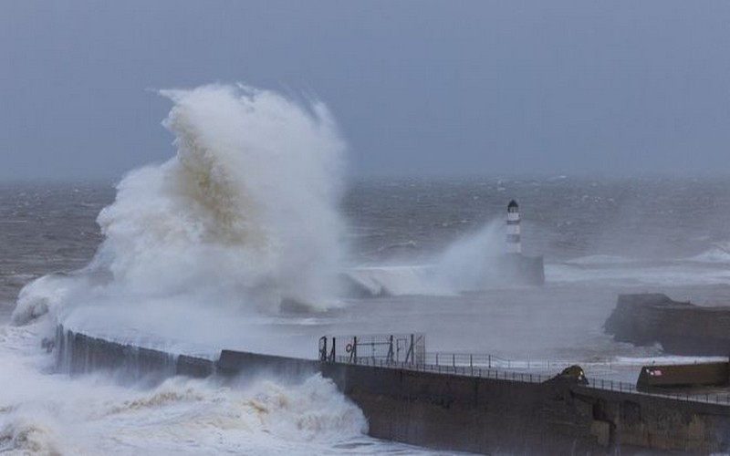 Tempête Eowyn : Vents record en Irlande, 800 000 foyers sans électricité et perturbations massives