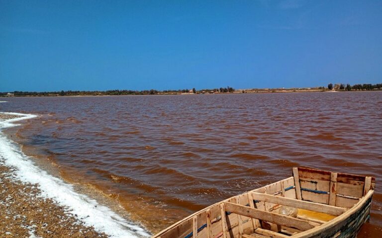 Le lac Rose du Sénégal retrouve son éclat unique : Un phénomène naturel capturé par Jacques Dor