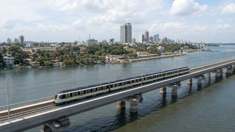 Train électrique moderne franchissant la lagune à Abidjan, illustration de la mobilité urbaine durable.